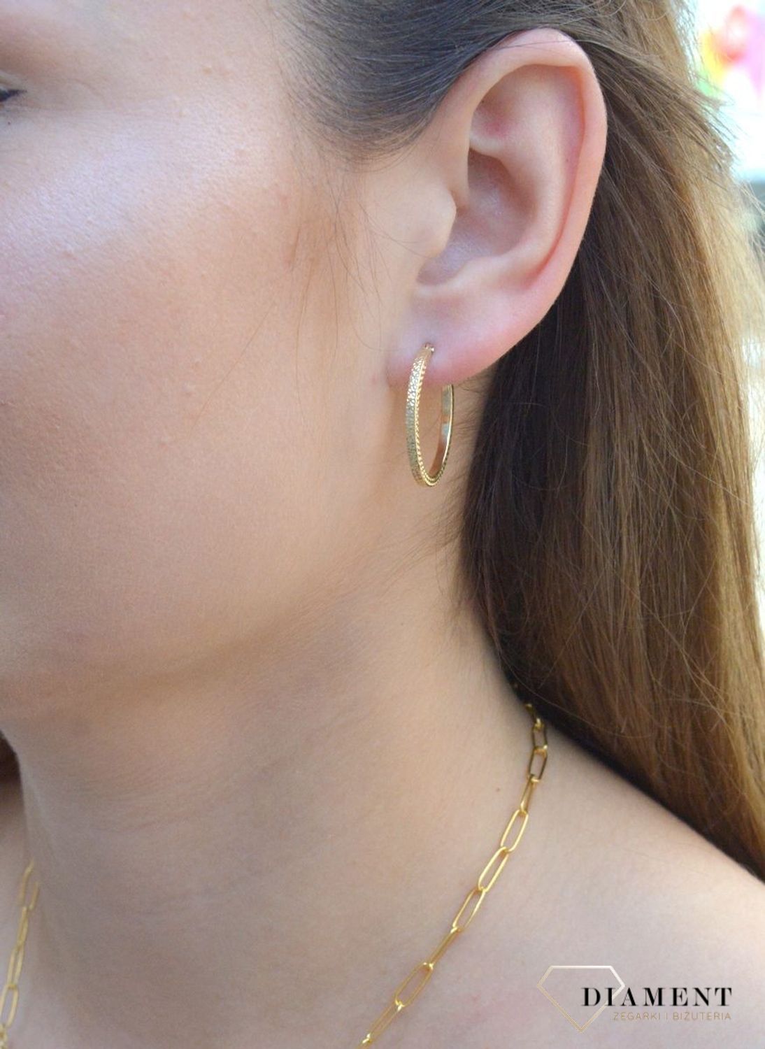 Złote kolczyki 333 koła grawerowane KL 11265A 333. Eleganckie, grawerowane kolczyki koła wykonane ze złota próby 333 o wadze około 1,96 g oraz średnicy około 2,4 cm. Ich kształt jest uniwersalny..jpg